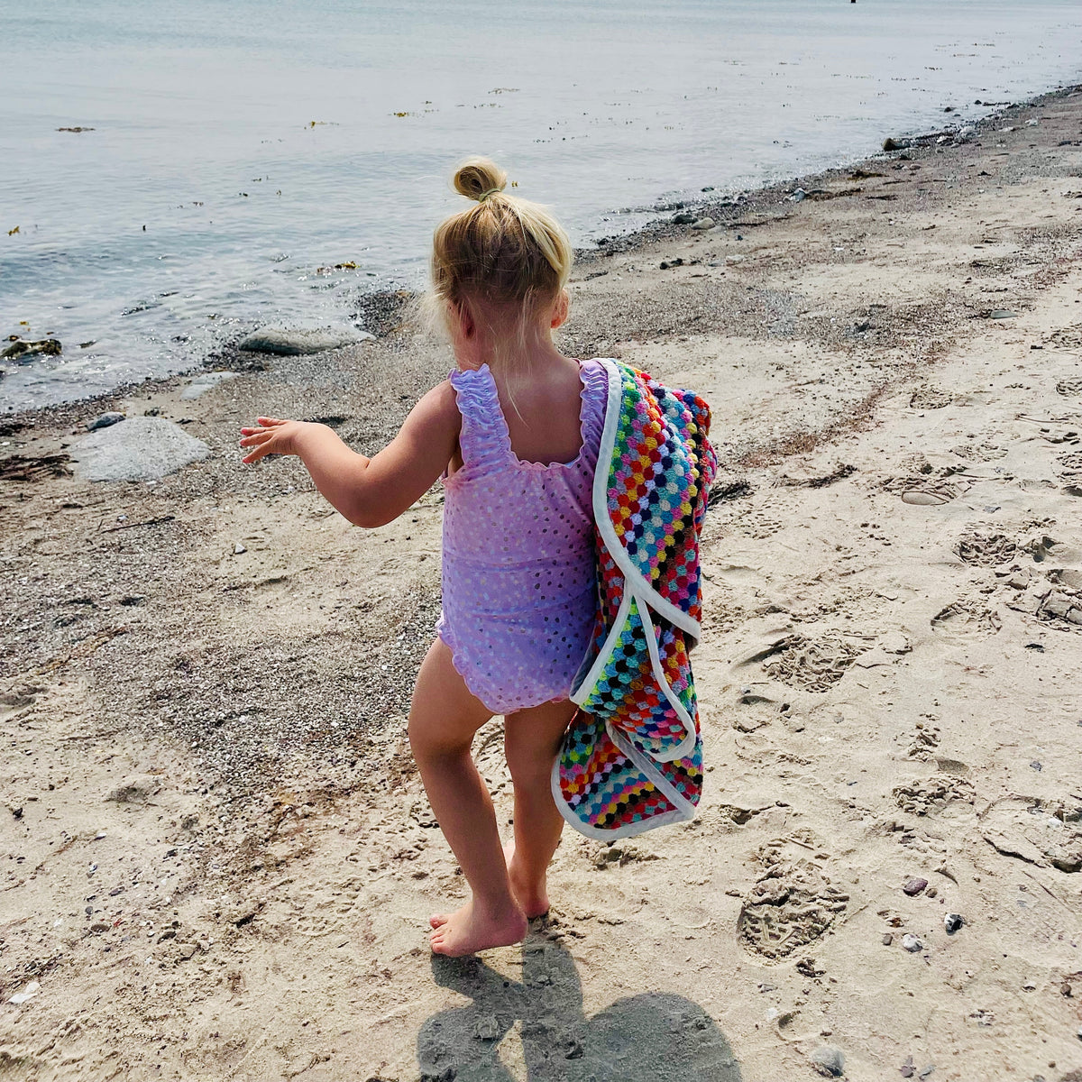 Barn med håndklæde på stranden